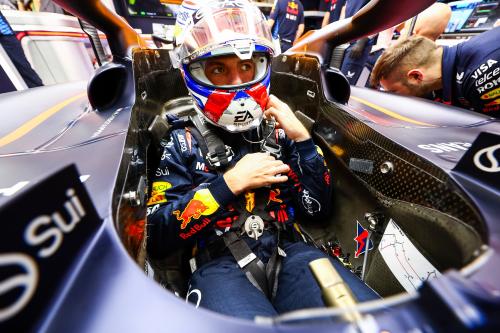Ο Max Verstappen στο κόκπιτ της Red Bull RB20 στο πλαίσιο του GP Σιγκαπούρης 2024