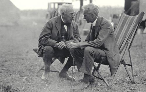 Ο Thomas Edison (αριστερά) με τον Henry Ford
