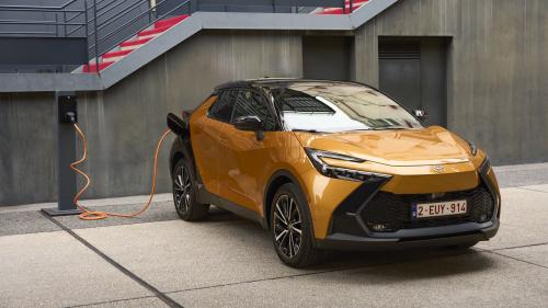 Toyota C-HR PHEV 2024 10