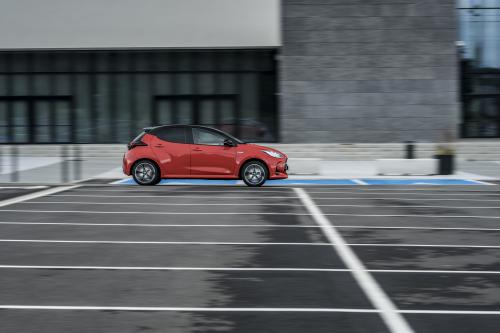 Toyota Yaris vs Peugeot 208