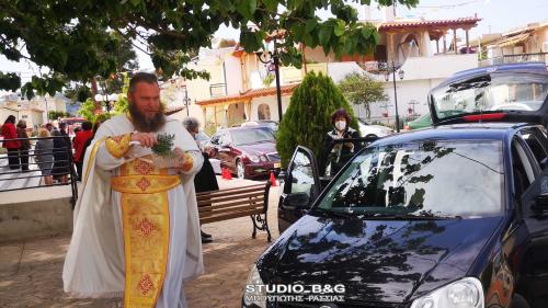 Ελλάδα: Ιερείς άγιασαν εκατοντάδες αυτοκίνητα (+video)