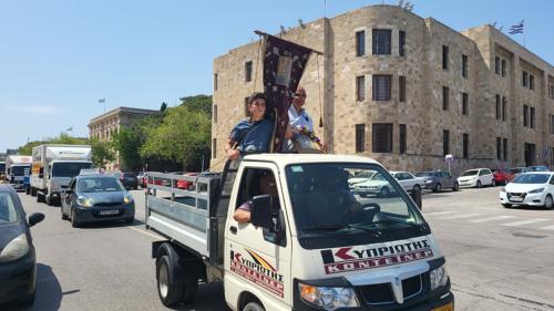 Ελλάδα: Ιερείς άγιασαν εκατοντάδες αυτοκίνητα (+video)