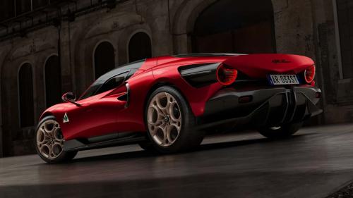 Κεντρική φωτό & πάνω: Η νέα Alfa Romeo 33 Stradale