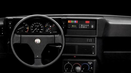 Το εσωτερικό της αρχικής Alfa Romeo 75 του 1985
