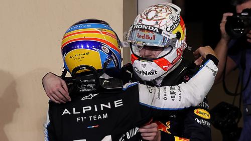 Ο Fernando Alonso (αριστερά) συγχαίρει τον Max Verstappen για την κατάκτηση του πρωταθλήματος της F1 του 2021 μετά το τέλος του GP του Abu Dhabi