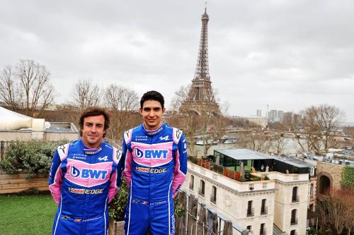 Ο Fernando Alonso (αριστερά) με τον Esteban Ocon κατά τη διάρκεια της παρουσίασης της Alpine A522 του 2022 στο Παρίσι