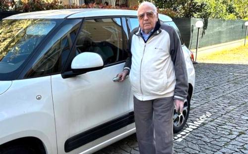 Στα 99 του χρόνια ο Divo Stagi νιώθει ότι μπορεί ακόμη να χειριστεί με επάρκεια ένα αυτοκίνητο και η ανανέωση της άδειας οδήγησής του το αποδεικνύει