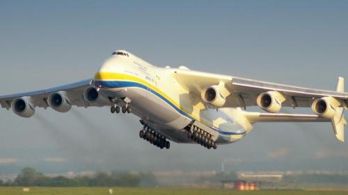 antonov 225 megalitero aeroplano ston kosmo
