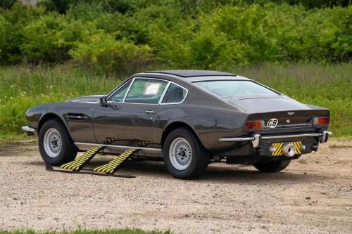 aston martin V8 b