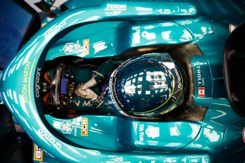 Ο Lance Stroll καθισμένος στην Aston Martin AMR22 στο GP Αυστραλίας 2022