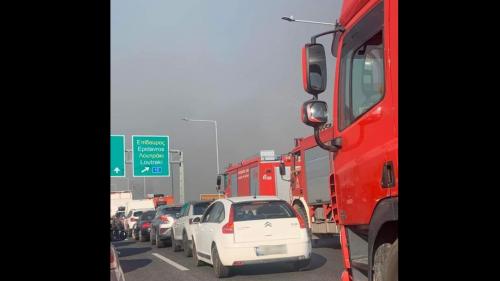 εγκλωβισμένα πυροσβεστικά οχήματα στην Αθηνών-Κορίνθου