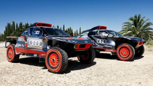 Το νέο Audi RS Q e-tron Ε2 (αριστερά) δίπλα στο προηγούμενο