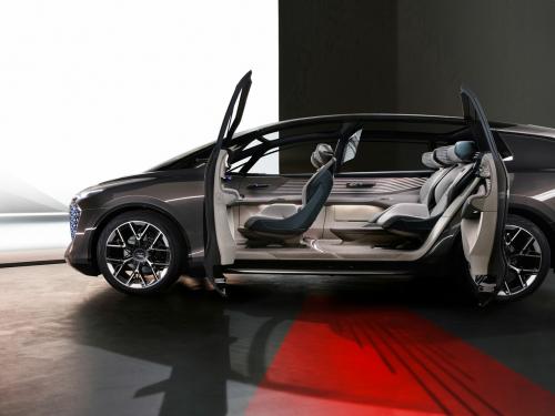 Κεντρική φωτό και πάνω: Το minivan πρωτότυπο Audi Urbansphere