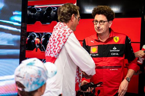 Ο John Elkann με τον Mattia Binotto στο GP Ιταλίας του 2022