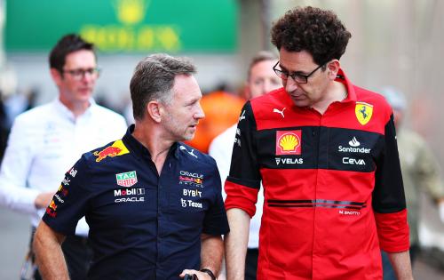 Ο διευθυντής της Scuderia Ferrari Mattia Binotto (δεξιά) με τον ομόλογό του της RBR, Christian Horner