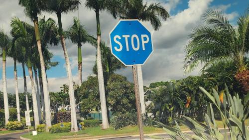Μπλε πινακίδα Stop