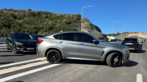 Η ασημί BMW X6 και η συνοδεία οχημάτων του Κυριακού Μητσοτάκη.