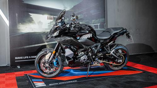 H BMW έδειξε στις Σέρρες και την πρωτότυπη M 1000 XR δίνοντας στους Έλληνες δημοσιογράφους τη δυνατότητα να την δουν για πρώτη φορά και από κοντά
