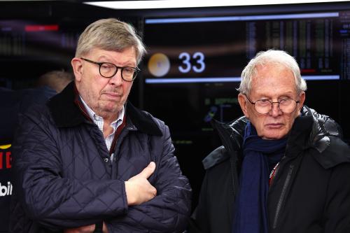 O Dr. Helmut Marko (δεξιά) με τον Ross Brawn, διευθύνοντα σύμβουλο και τεχνικό διευθυντή της F1