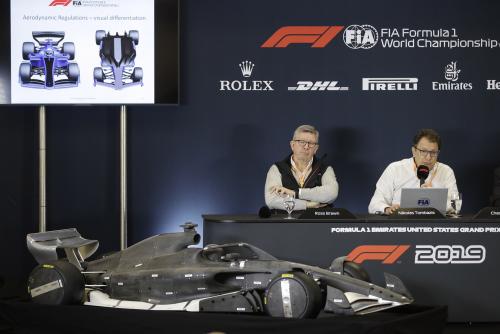 Ο τεχνικός διευθυντής μονοθεσίων της FIA Νικόλας Τομπάζης (δεξιά) με τον διευθυντή της F1 Ross Brawn