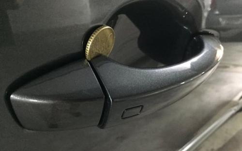 κέρμα στο χερούλι αυτοκινήτου