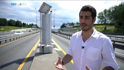 Ο Kerem Deveci με την δημιουργία του