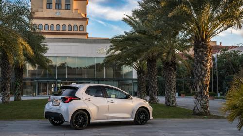 οδήγηση νέο mazda2 hybrid