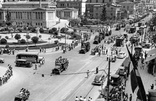 Η οδός Πανεπιστημίου πλημμυρισμένη από κόσμο
