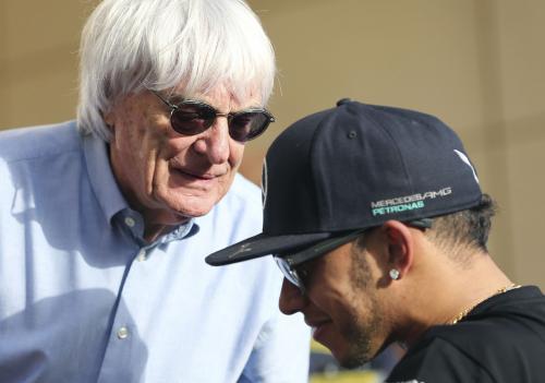O Bernie Ecclestone με τον Lewis Hamilton σε παλαιότερο στιγμιότυπο. Ο πρώτος ήταν εμπορικός διευθυντής της F1 μέχρι το 2017, που αγόρασε τα πλήρη δικαιώματα του σπορ η αμερικανική Liberty Media.
