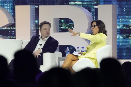O Elon Musk με τη νέα διευθύνουσα σύμβουλο του Twitter, Linda Yaccarino