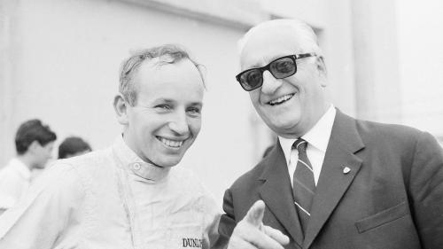 Ο Enzo Ferrari (δεξιά) με τον οδηγό της ομάδας John Surtees στο Ιταλικό GP του 1964
