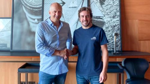 O Fernando Alonso υπογράφει το συμβόλαιο κατασκευής του νέου του ηλεκτρικού catamaran με τον πρόεδρο της Sunreef, Francis Lapp, στο φετινό Yacht Show του Μονακό.