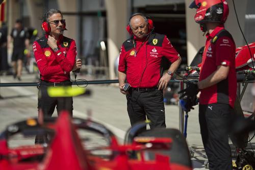 Il direttore delle corse della Scuderia Laurent Mekies (a sinistra) con il manager Fred Vasseur al test di sviluppo della Formula 1 di quest'anno in Bahrain