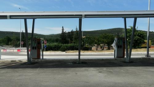 Οι δύο φορτιστές στο πάρκινγκ του Σείριος/ρεύμα προς Λαμία