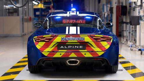 Η Apline A110 της γαλλικής αστυνομίας δεν κατάφερε να σταματήσει τον οδηγό του γερμανικού σεντάν