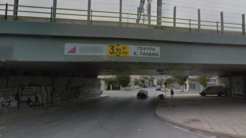 φορτηγό κόλλησε σε γέφυρα
