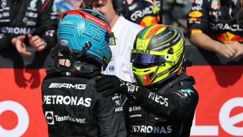 Ο Lewis Hamilton (δεξιά) με τον George Russell στον τερματισμό του GP Γαλλίας. Ήταν η πρώτη φορά φέτος που ανέβηκαν στο βάθρο και οι δύο οδηγοί της Mercedes F1.