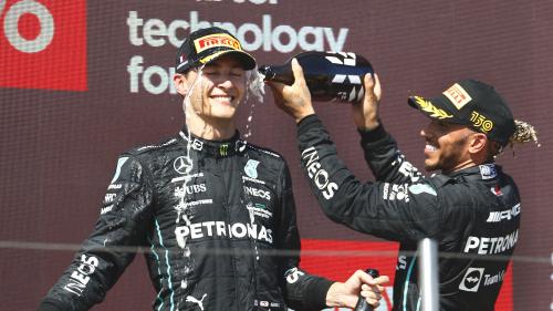 Οι George Russell και Lewis Hamilton στο βάθρο του GP Γαλλίας 2022