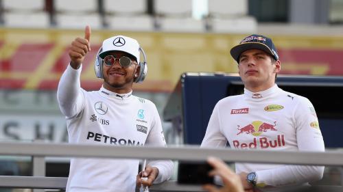 Ο νεαρός Max Verstappen με τον Lewis Hamilton στο GP Abu Dhabi του 2016
