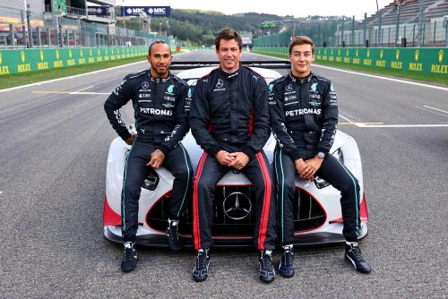 Ο διευθυντής της Mercedes F1 Toto Wolff (κέντρο) με τους δύο οδηγούς της ομάδας, Lewis Hamilton και George Russell