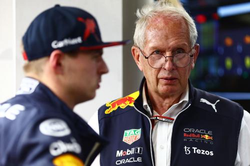 Ο σύμβουλος της RBR Helmut Marko (δεξιά) με τον Max Verstappen στο GP Σαουδικής Αραβίας 2022