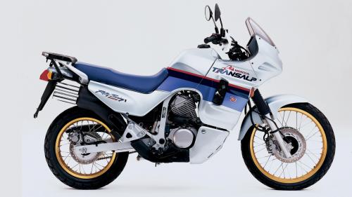 Η δεύτερη γενιά της Honda Transalp που διέγραψε πολύ καλή εμπορική πορεία και στη χώρα μας, σε χρώματα και γραφικά παρόμοια με εκείνα της νέας μεσαίας adventure των Ιαπώνων.