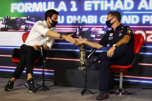 Ο Christian Horner με τον Toto Wolff λίγες ώρες πριν το αμφιλεγόμενο GP του Abu Dhabi το 2021