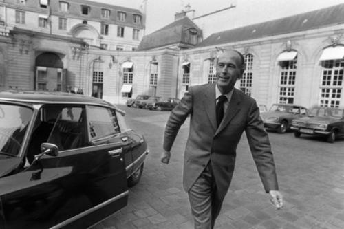 Ο Valery Giscard d'Estaing με τη Citroen DS23 Pallas στα Ηλύσια Πεδία.