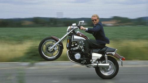 O Jean-Claude Olivier, διοικητής της Yamaha Motor Γαλλίας, σε μια cult φωτό με τη Yamaha V-Max του 1985