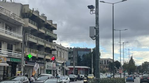 kamera kokkino mesogeion