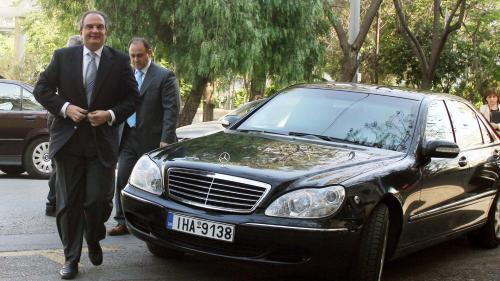 Ο Κώστας Καραμανλής με την Mercedes S-Class 5ης γενιάς. 