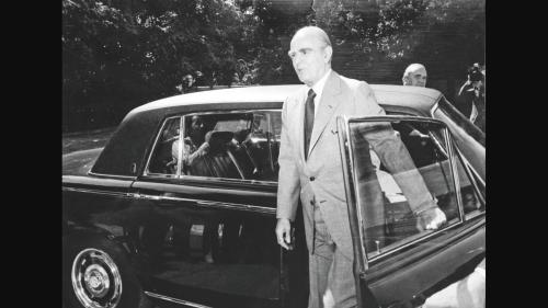 Ο Κωνσταντίνος Καραμανλής ενώ βγαίνει από την αγαπημένη του Rolls-Royce.