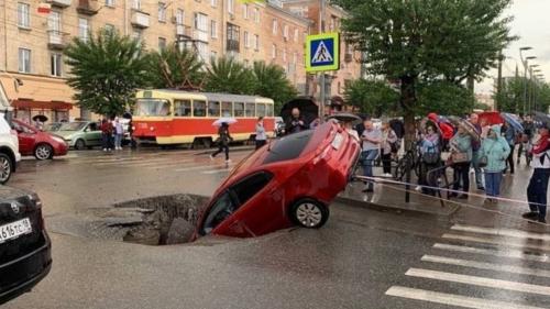 δρομος καταπιε αυτοκινητο