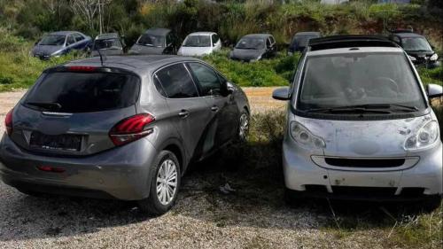 Δύο από τα τριάντα έξι κλεμμένα αυτοκίνητα της σπείρας που δραστηριοποιούνταν στην Αττική.